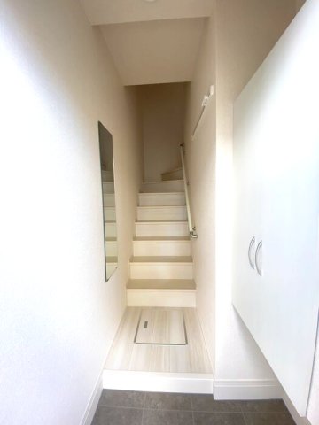 玄関　※同タイプの部屋写真です