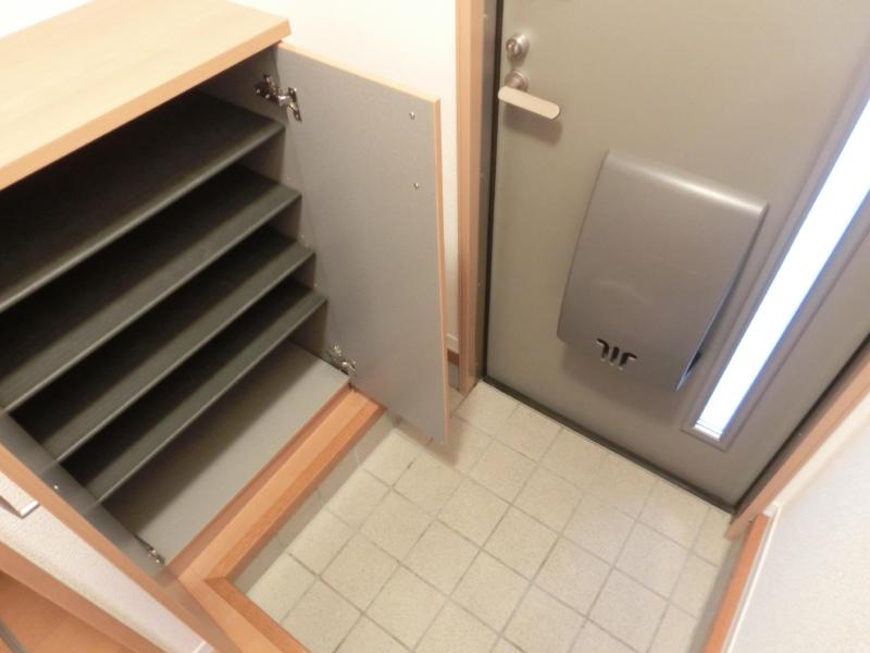 玄関　反転タイプの写真です。