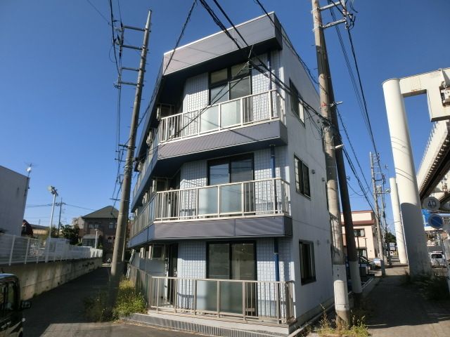 建物外観　青を基調とした鮮やかな外観