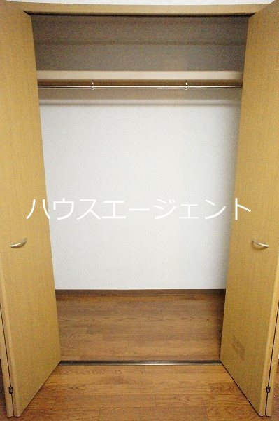 収納　洋室のクローゼット。服がかけられるのは嬉しいですね