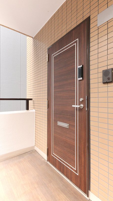 玄関　非接触式カード電子ロックを採用