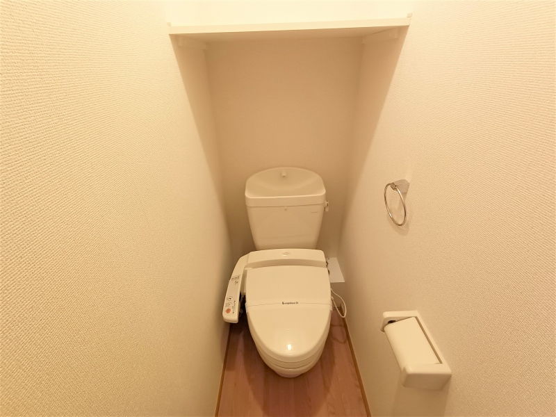 その他　トイレには棚が設置されています。