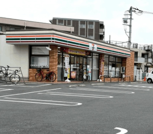 コンビニ　セブンイレブンさいたま鹿手袋店（コンビニ）まで533m