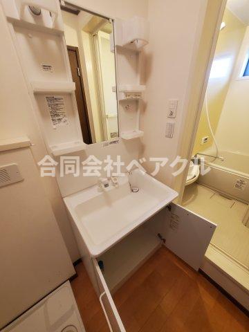 洗面設備　独立洗面台、小物を置くことができて便利です