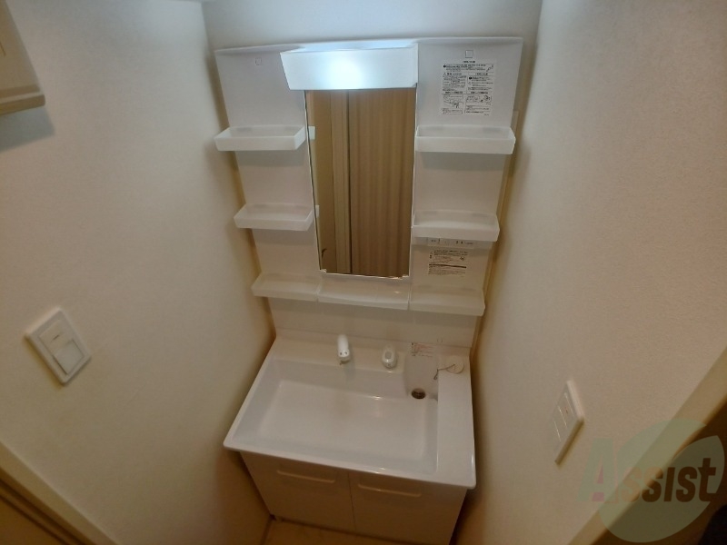 洗面設備　大きくて使いやすそうな独立洗面台になっています。