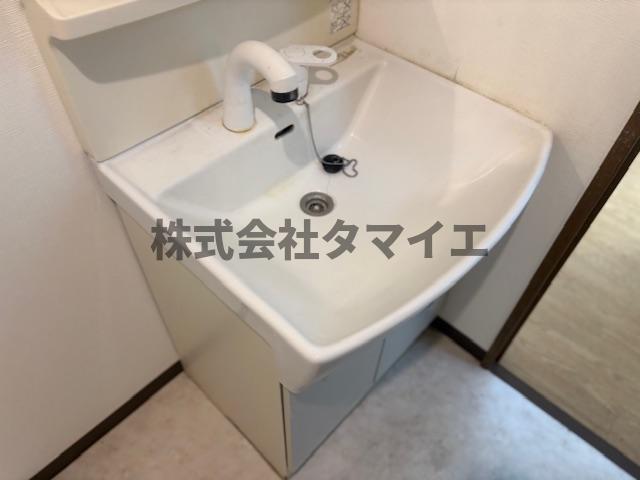 洗面設備　明るい洗面所です