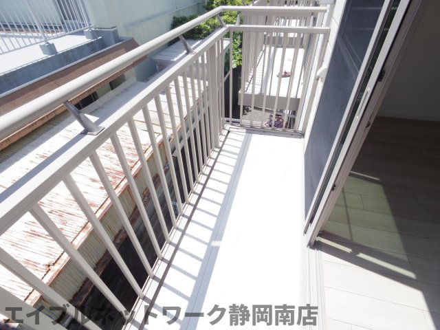 バルコニー　暖かな日差しのふりそそぐバルコニー