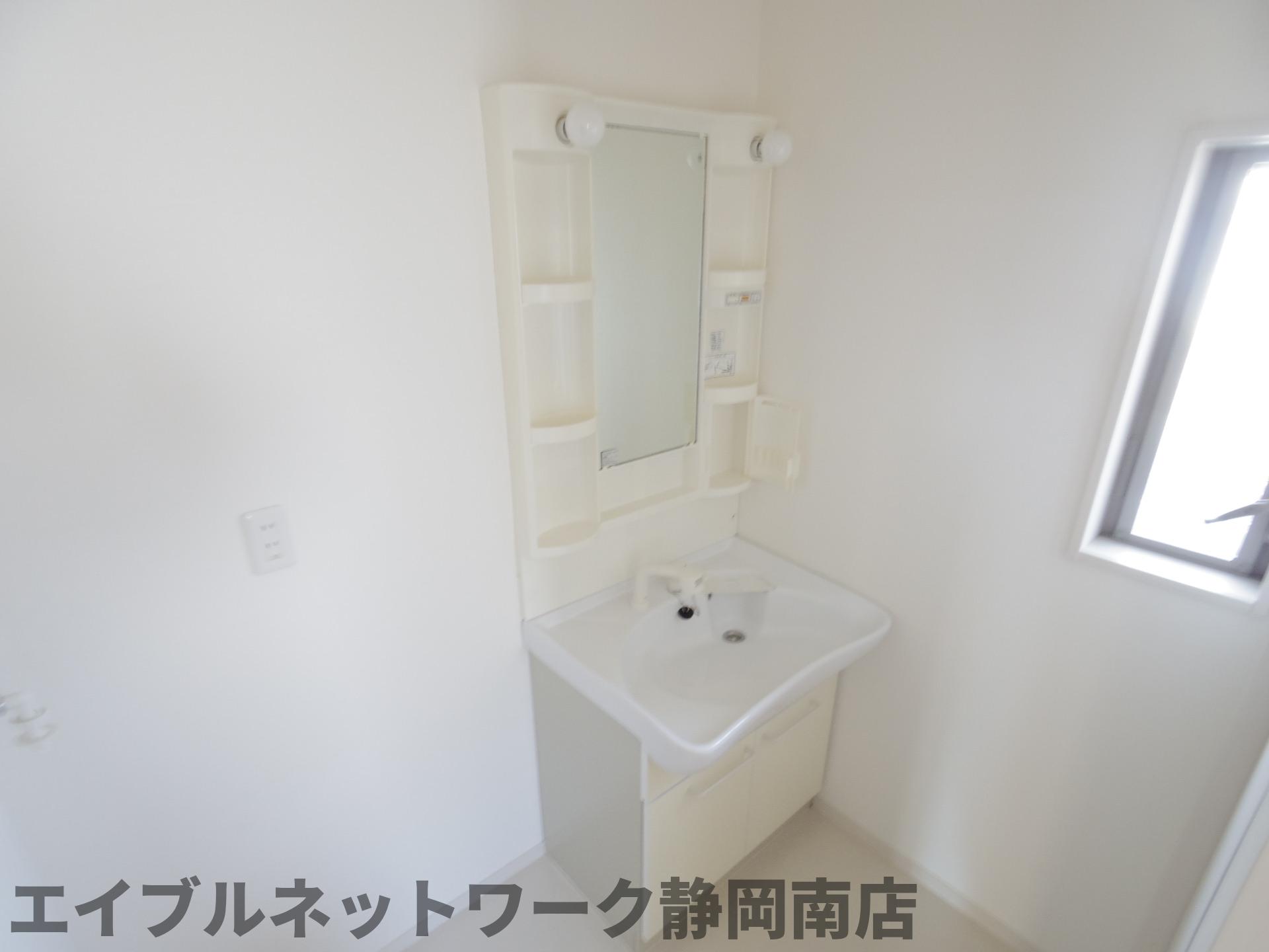 洗面設備　ゆったりとスペースのある洗面所