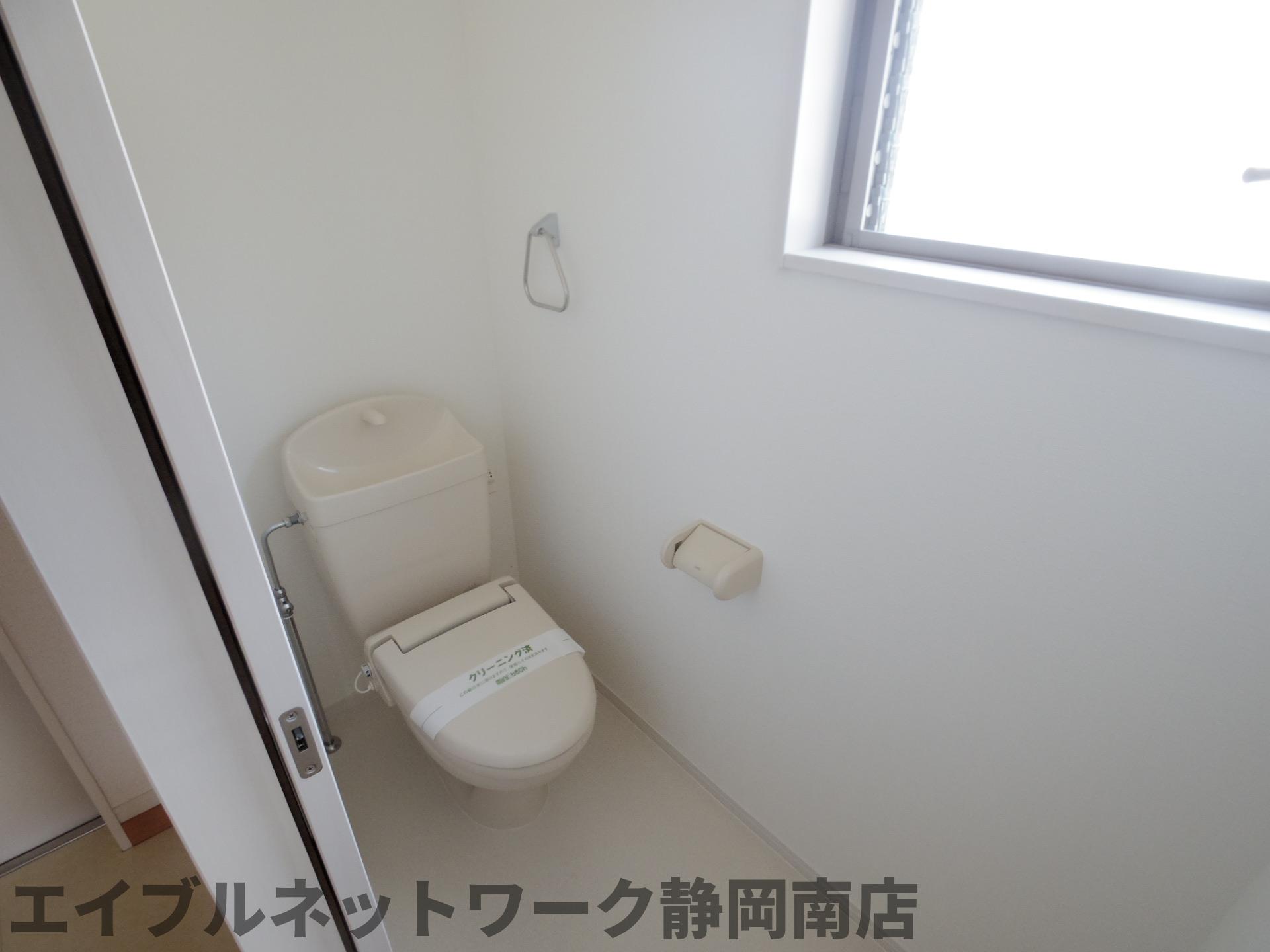 トイレ　落ち着いた色調のトイレです