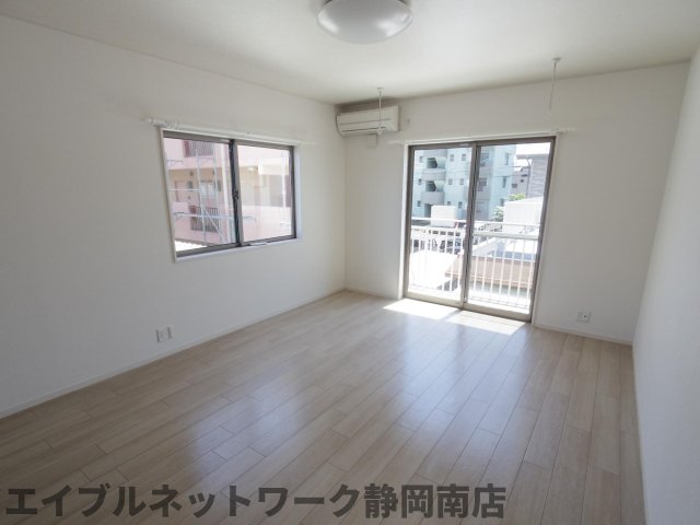 居室・リビング　こちらの居間で趣味の時間をお楽しみください