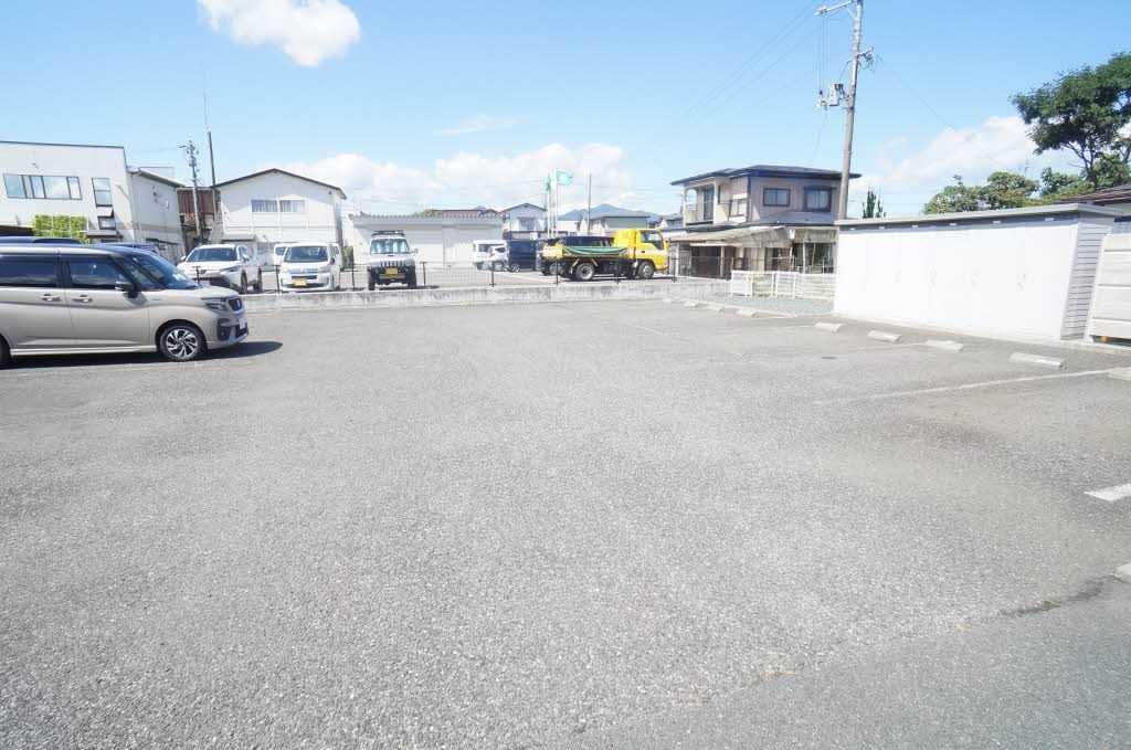 建物外観　駐車場