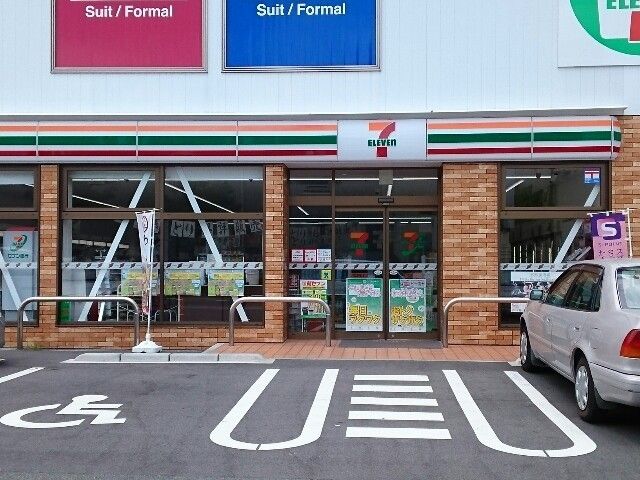 コンビニ　セブンイレブン様（コンビニ）まで550m