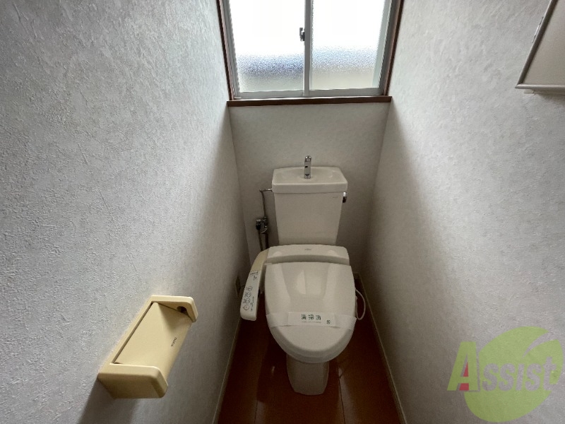 トイレ　温水洗浄便座付きのトイレは、使用しやすくうれしいですね。