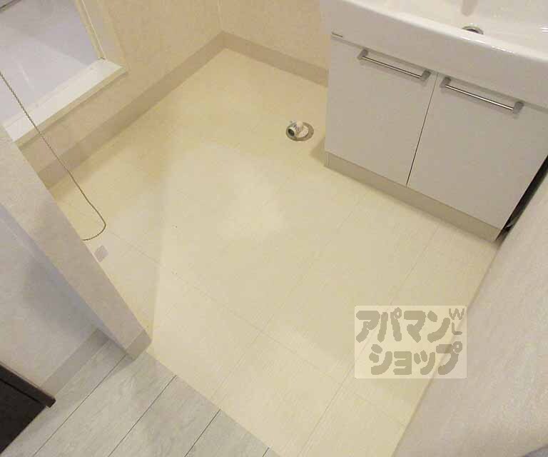 洗面設備　脱衣所広めです