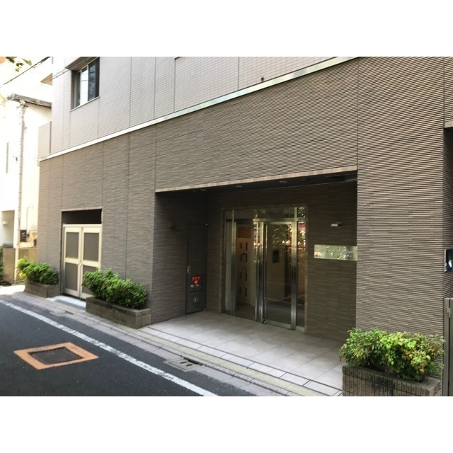 エントランス　左側には有料バイク置場と屋内ゴミ置き場あり