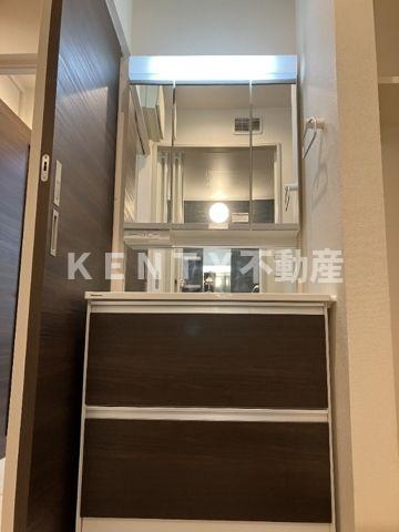 洗面設備　明るい洗面所です