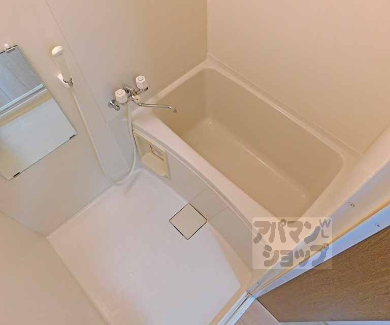 バス・シャワールーム　鏡付きのお風呂です。