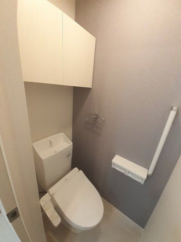 トイレ　落ち着いた色調のトイレです