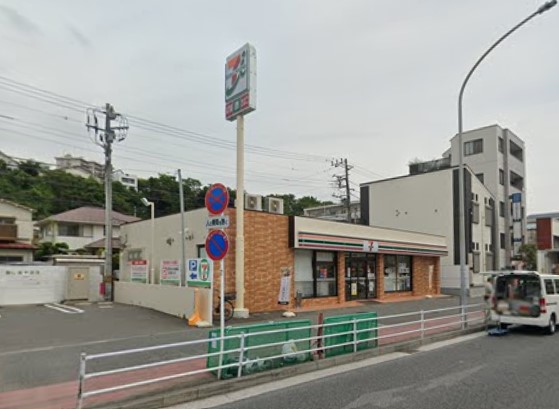 コンビニ　セブンイレブン（コンビニ）まで216m