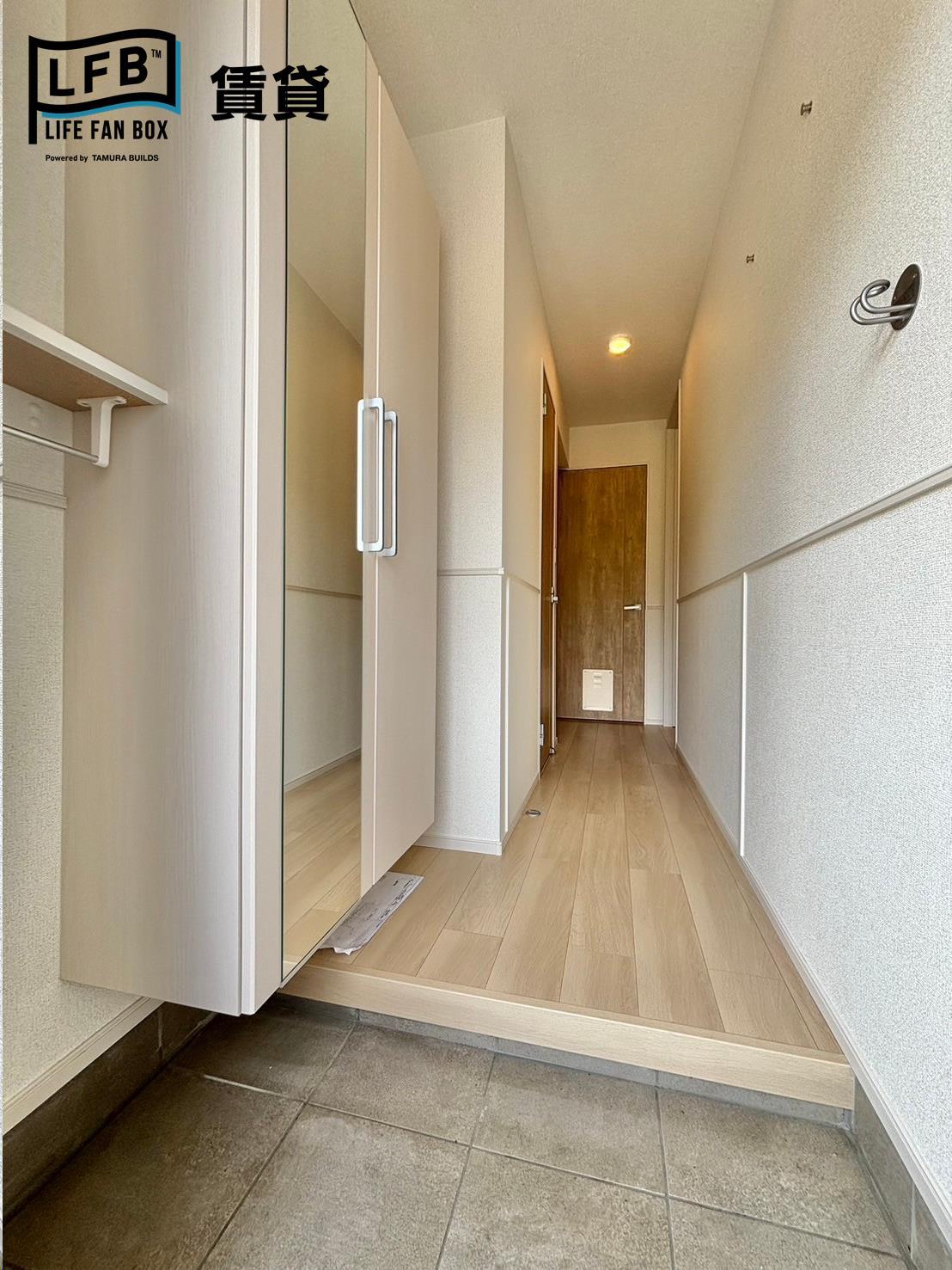 玄関　※同間取り102号室の室内写真です。