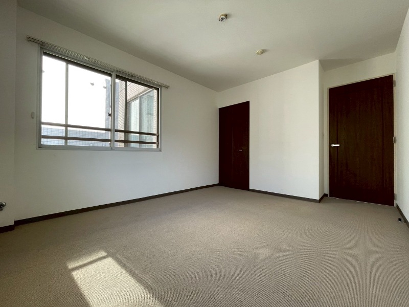 その他部屋・スペース　こちらのお部屋は光が差し込む、温かみのあるお部屋です。