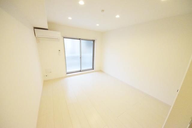居室・リビング　白基調の綺麗なお部屋