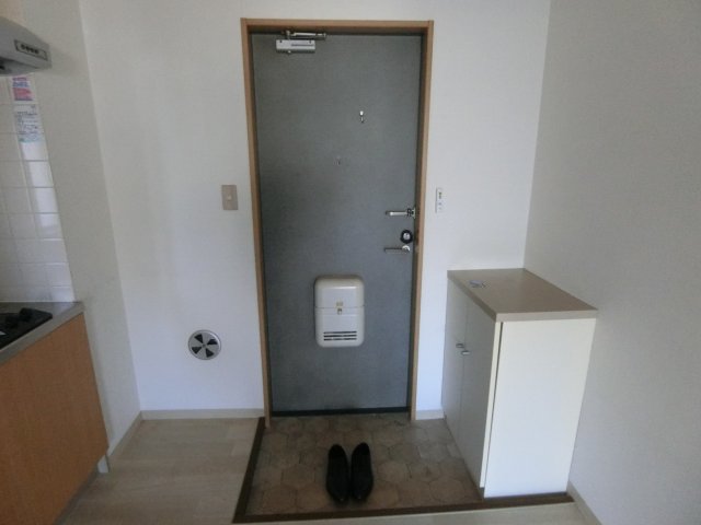 玄関　他のお部屋の参考写真となります。