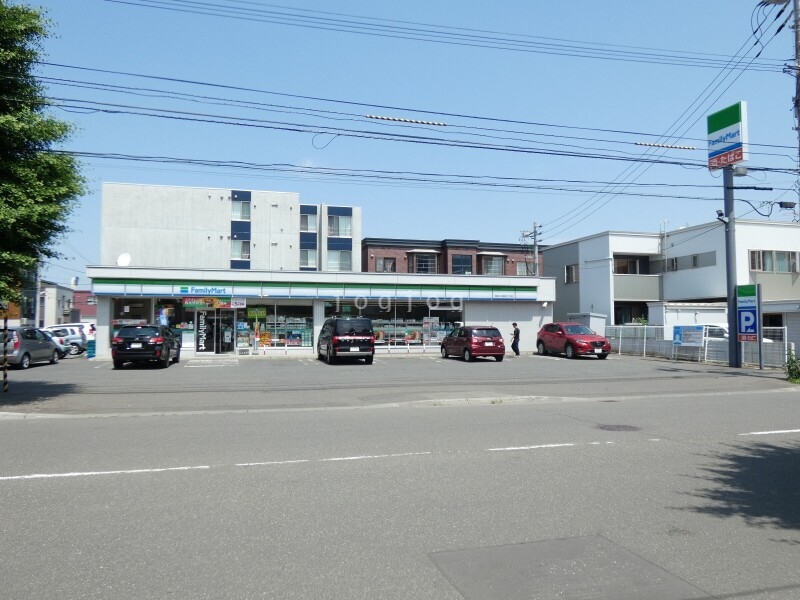 コンビニ　ファミリーマート札幌北33条東10丁目店（コンビニ）まで89m
