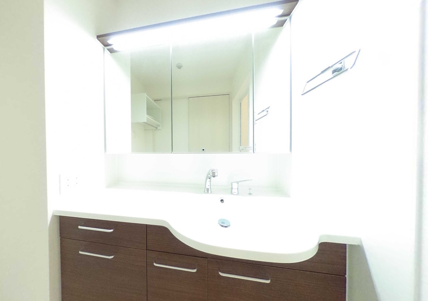 洗面設備　※同建物の別のお部屋の写真です。
