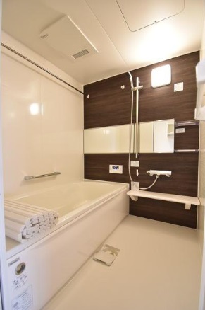 バス・シャワールーム　※同建物の別のお部屋の写真です。