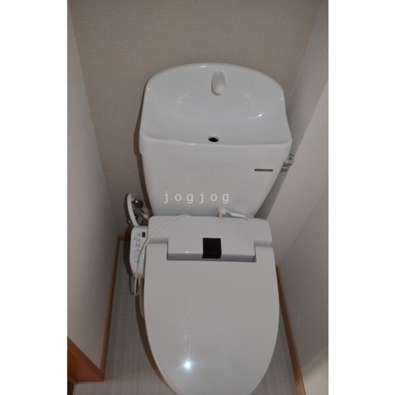 トイレ　嬉しい温水洗浄便座付きのトイレです。