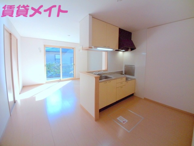 キッチン　同建物別部屋反転写真です
