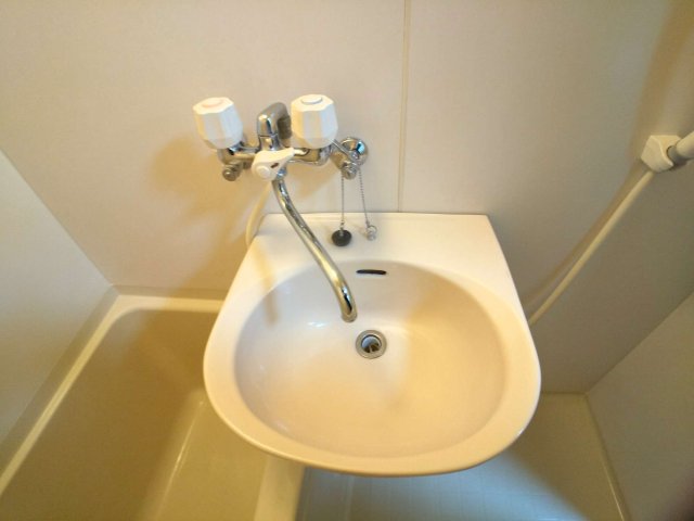 洗面設備　鏡を備え　準備のしやすい洗面台