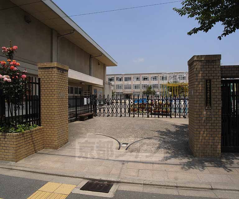 小学校　七条第三小学校（小学校）まで252m