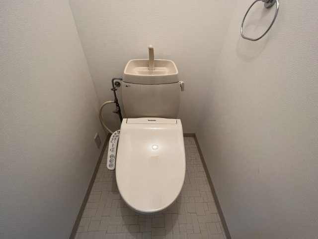 トイレ　温水洗浄便座付きのトイレです♪