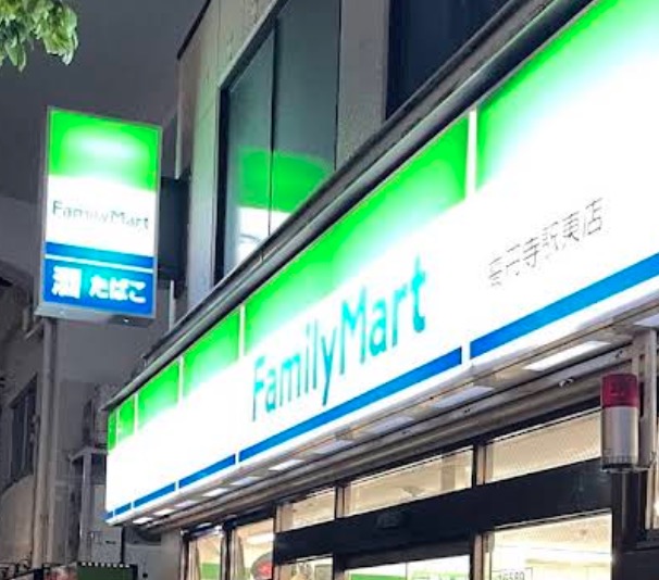 コンビニ　ファミリーマート高円寺駅東店（コンビニ）まで129m