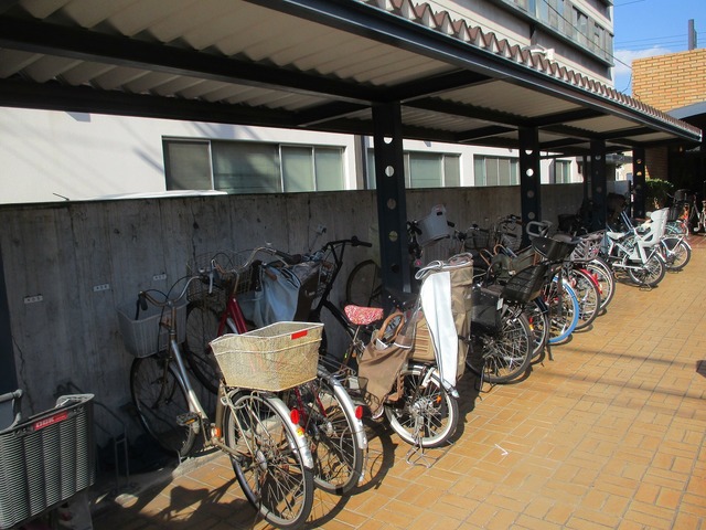 その他　屋根のある自転車置き場です