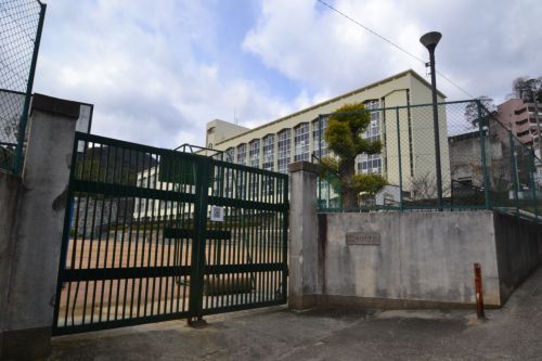 中学校　布引中学校（中学校）まで558m