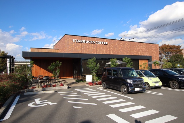 飲食店　スターバックス（飲食店）まで700m