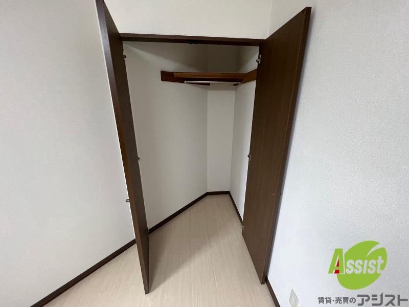 収納　こちらの収納にはハンガーをかけて服もしまえますね。