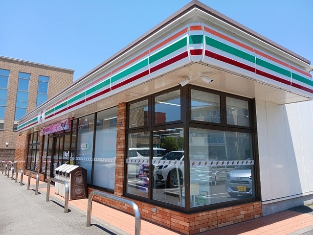 コンビニ　セブンイレブン岩押町店（コンビニ）まで300m