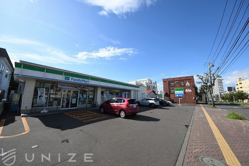 コンビニ　ファミリーマート札幌旭町7丁目店（コンビニ）まで382m