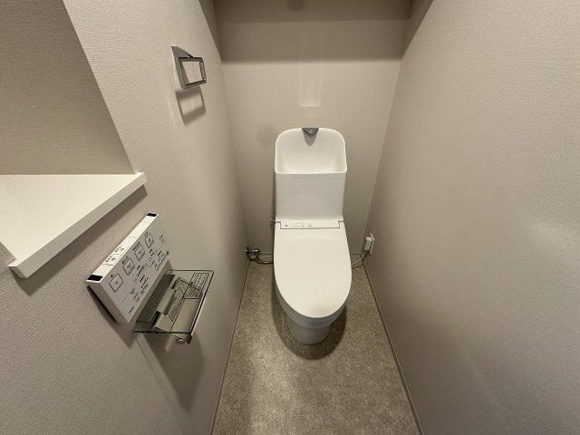 トイレ　落ち着いた色調のトイレです