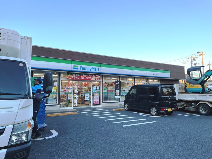 コンビニ　ファミリーマート（コンビニ）まで211m