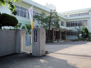 中学校　緑丘中学校（中学校）まで308m