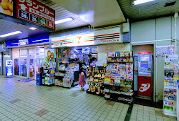 コンビニ　セブンイレブン 京急ST青物横丁店（コンビニ）まで144m