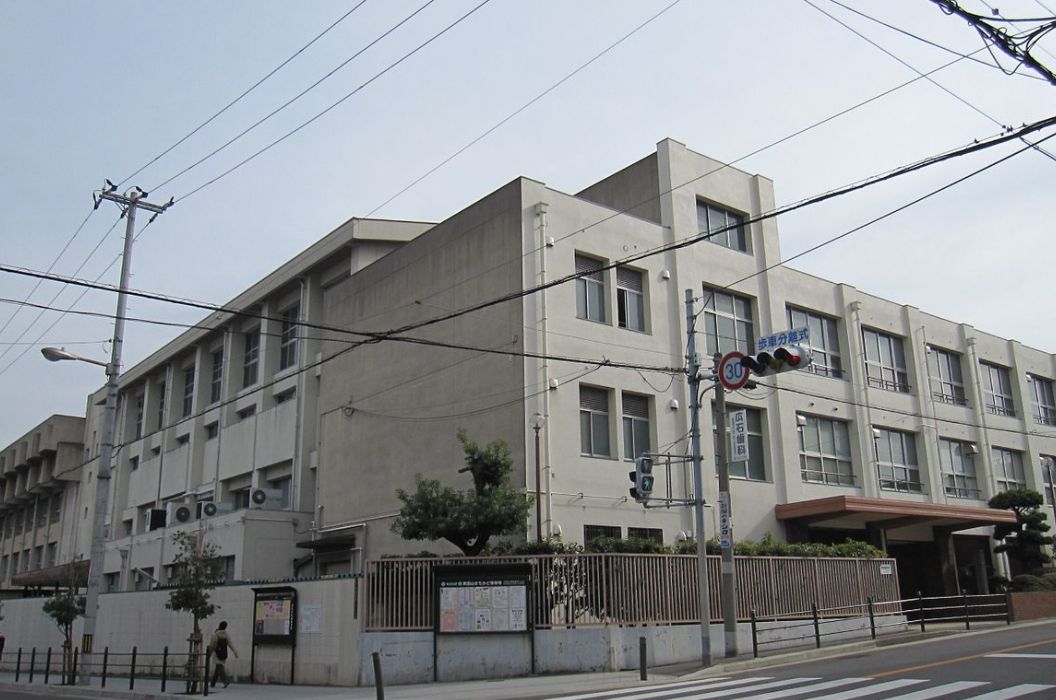 中学校　高津中学校（中学校）まで579m