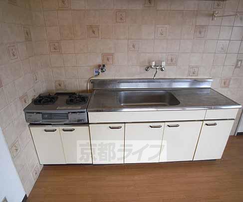 キッチン　二口コンロが置けるキッチンです。