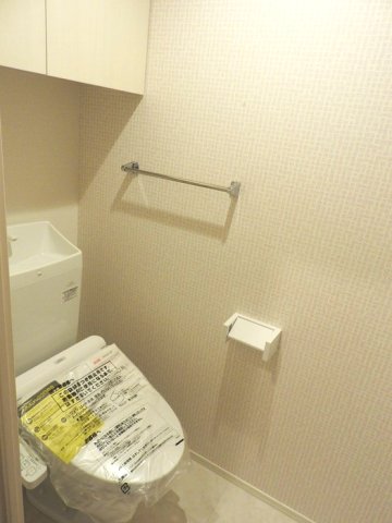 トイレ　落ち着いた色調のトイレです