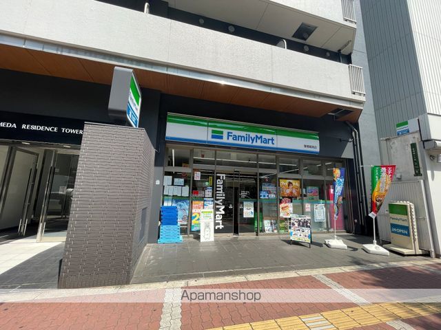 コンビニ　ファミリーマート（コンビニ）まで209m